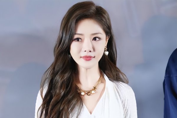 实倍网 演员邓家佳：因拒绝潜规则事业受阻，如今42岁的她，终于扬眉吐气